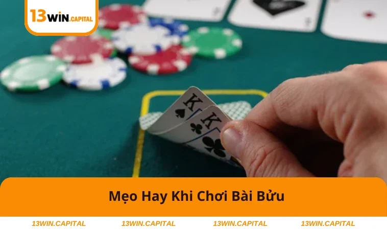 Người chơi đang cẩn thận xếp bài bửu trên bàn.